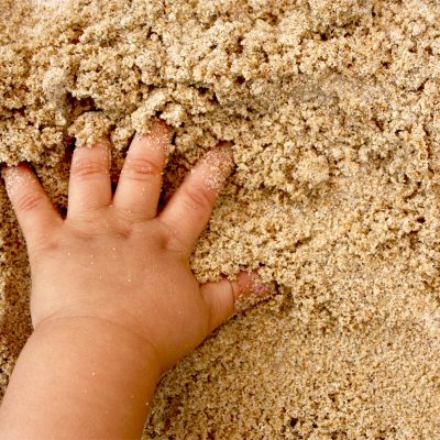 SAND PLAY THERAPY- L’arte del “gioco con la sabbia” diventa terapia