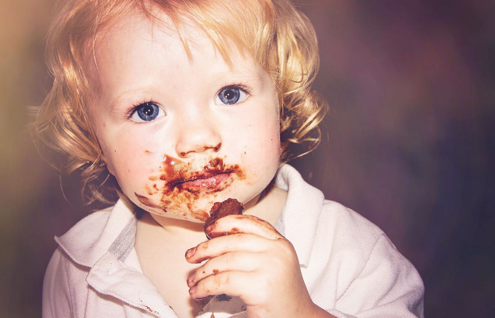 Фото ребенка с конфетами