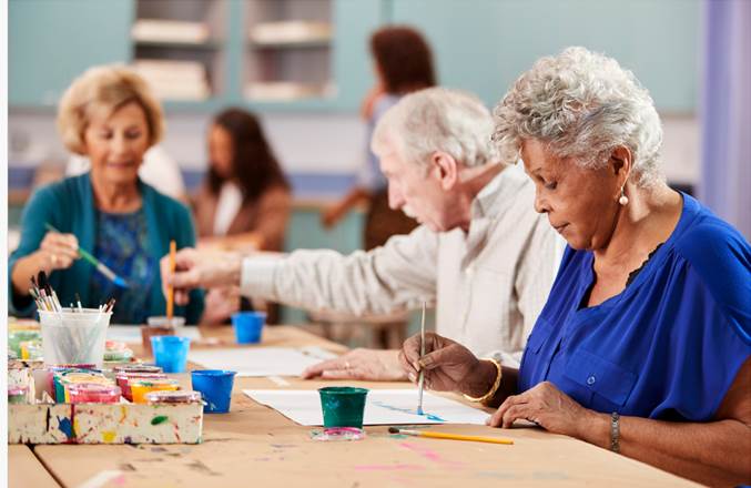 anziani impegnati a dipingere: un'anziana e un anzino