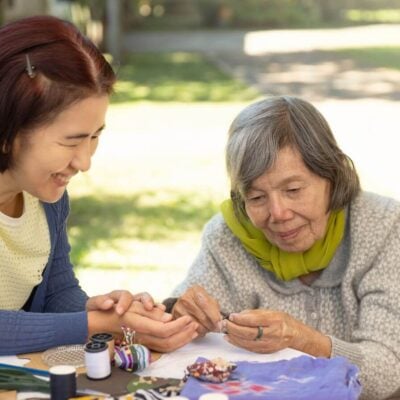 Terapia occupazionale negli anziani: supporti materiali