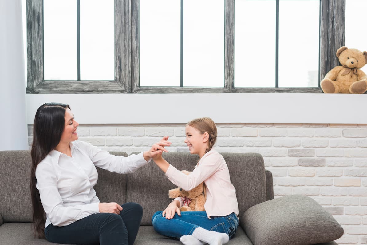attività autismo infanzia: terapista e bambina 