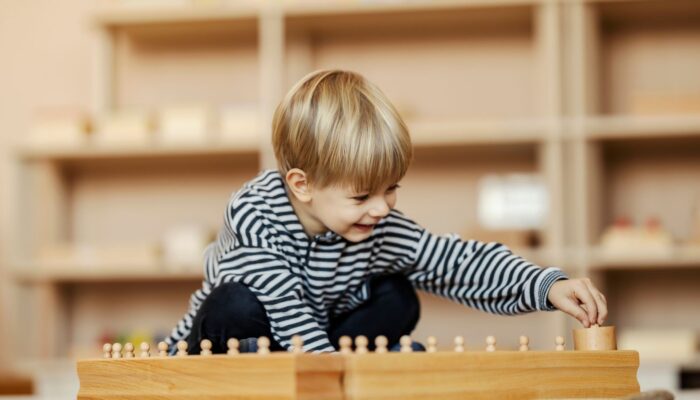 Metodo Montessori: Caratteristiche e Giochi Montessoriani