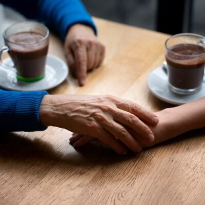 Alzheimer cafè: cos’è, vantaggi e materiali per organizzarlo