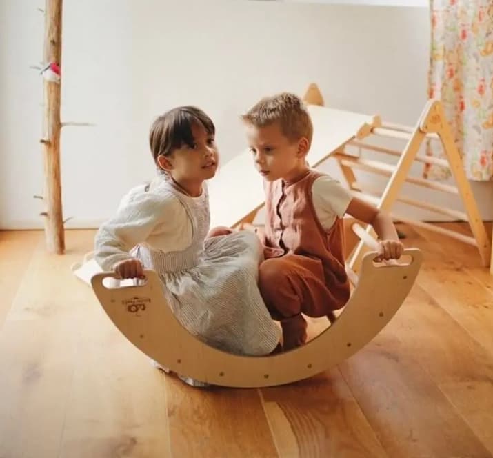 giochi montessori: arco rocker usato da due bambini