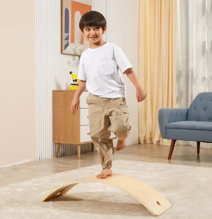pedana dell'equilibrio usata da un bambino