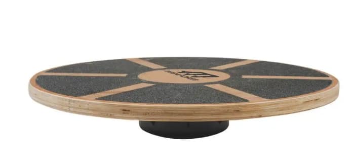 balanceboard marrone e nera su sfondo bianco
