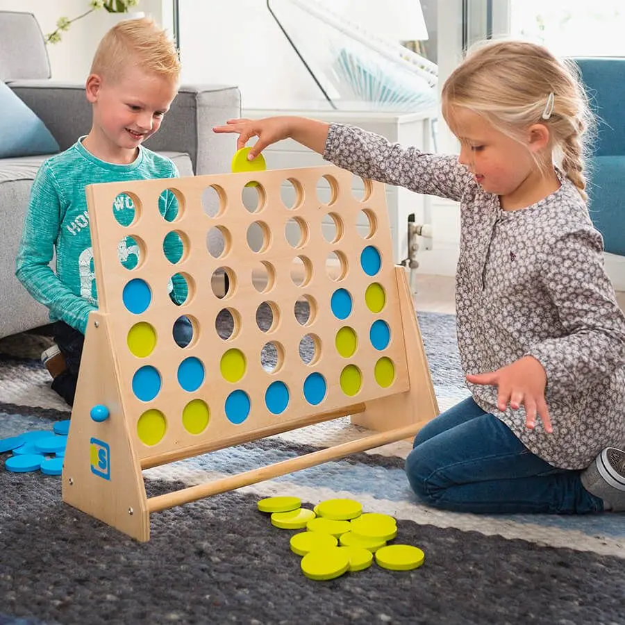 Terapia ricreativa: due bambini che giocano a forza 4 gigante