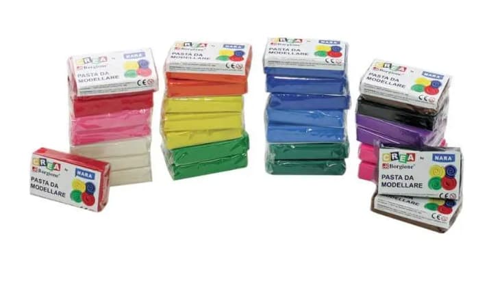 pasta da modellare di molti colori: giallo, rosa, blu, bianco, verde, giallo, viola, nero