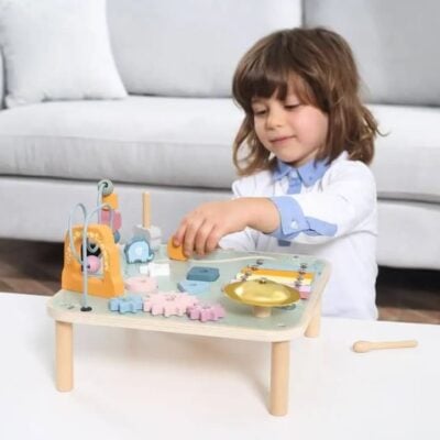 bambina che gioca con il tavolo delle attività montessori
