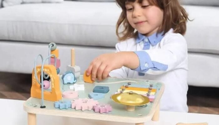 Tavolo Multiattività Montessori: cos’è, come funziona e perché usarlo