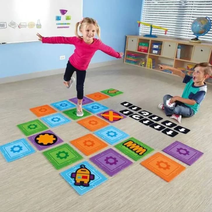 una bambina e un bambino che giocano con gioco sulle direzioni 