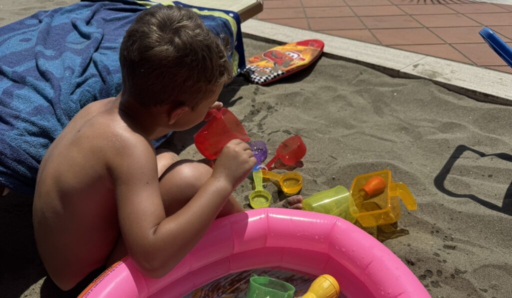 laboratorio di scienze per bambini attività con travasi