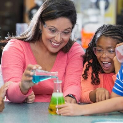 Laboratorio di scienze per bambini: esplorare il mondo con gli strumenti scientifici