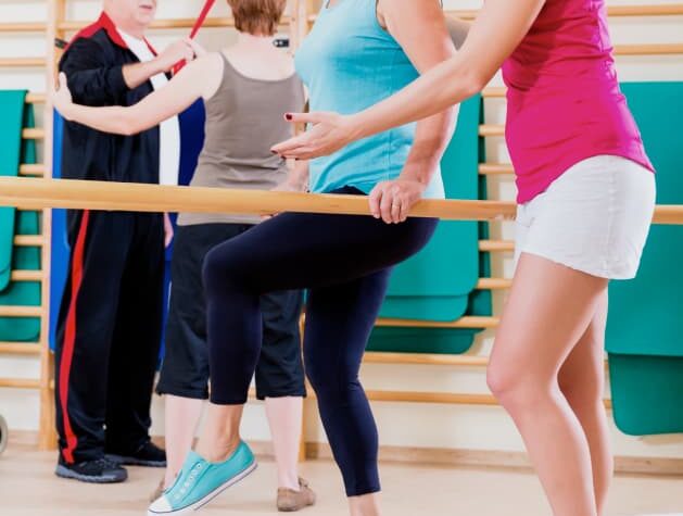 anziane persone impegnate in attività di palestra con istruttrice