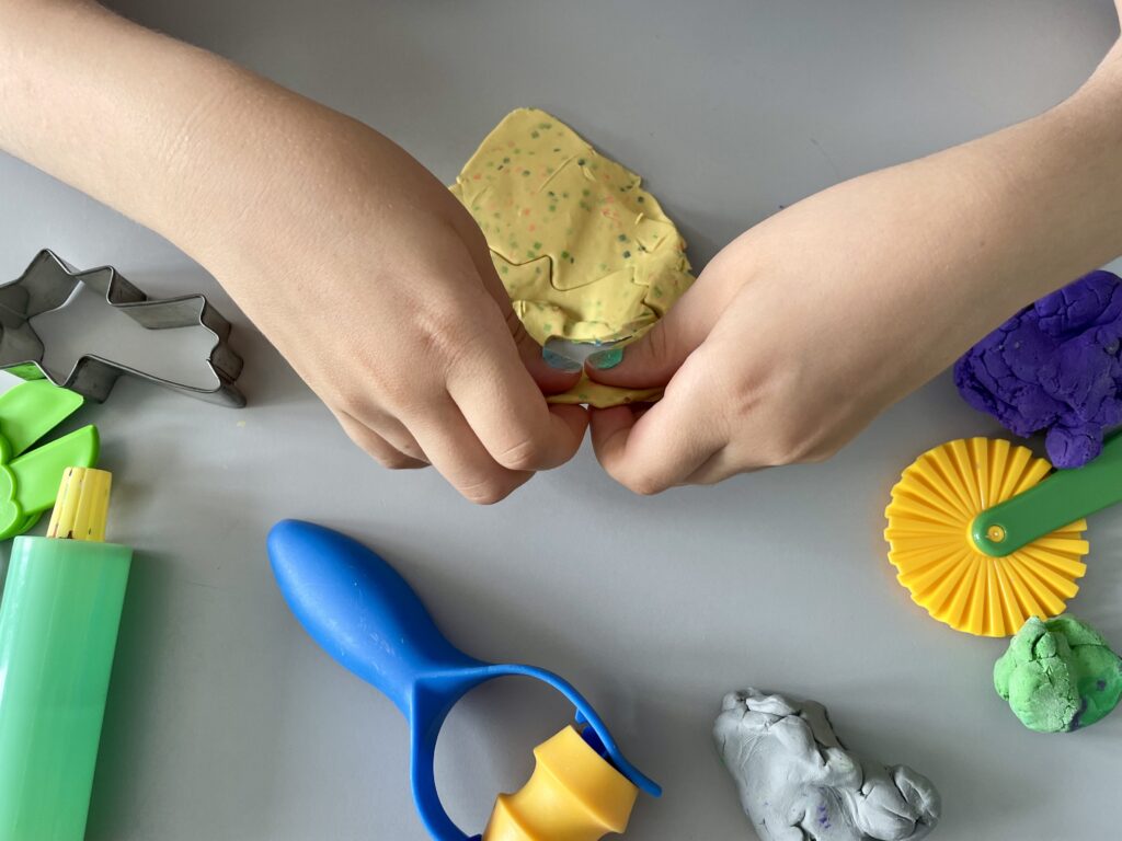 sistemi sensoriali attività con pasta da modellare