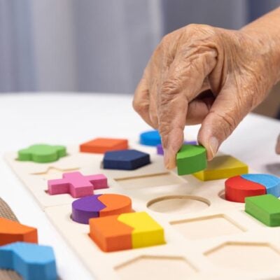 mano di una persona anziana che utilizza supporto per la memoria