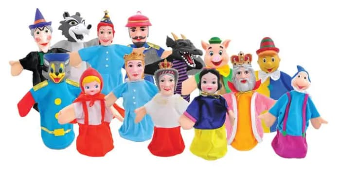 gioco simbolico con burattini per creare storie. Tra i personaggi sono presenti: Cappuccetto Rosso e il Lupo, Cenerentola, Bancaneve, Pinocchio 