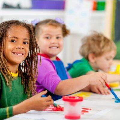 bambini che giocano con la pittura