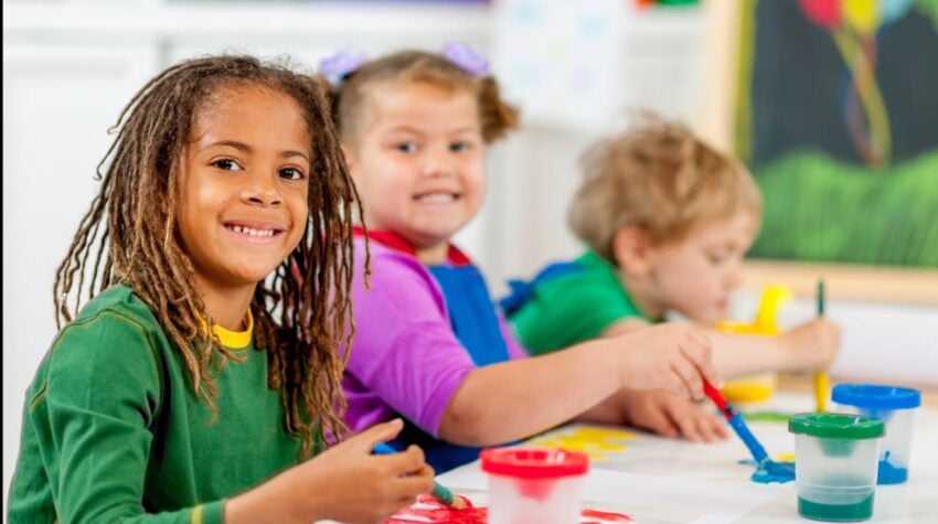 bambini che giocano con la pittura