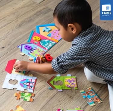 bambino che gioca con i puzzle
