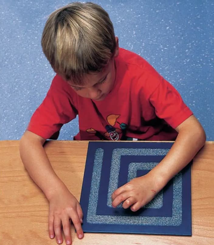 bambino che gioca con le tavolette tattili