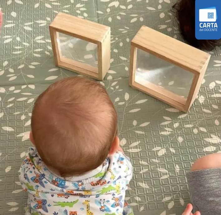 blocchi ingranditori usati da un bambino che gattona