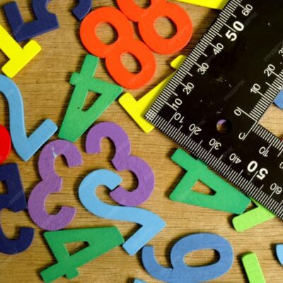 numeri su un tavolo con a fianco una squadra