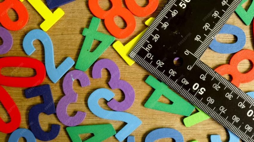 numeri su un tavolo con a fianco una squadra