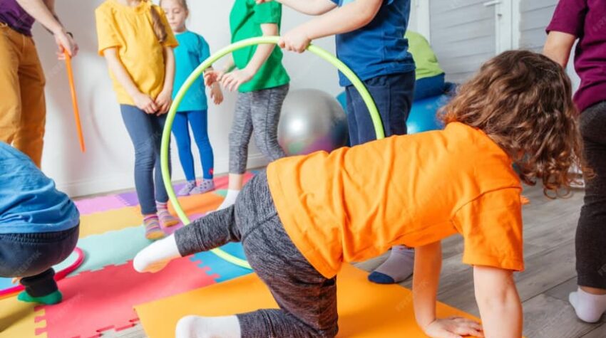 bambini che giocano con i cerchi