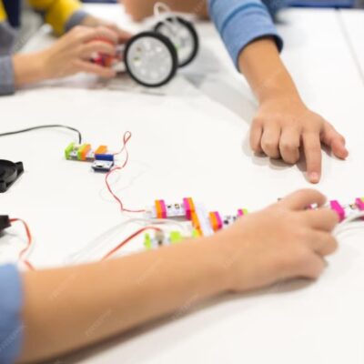 giochi stem: mani di bambini che giocano e impagano sul tavolo.