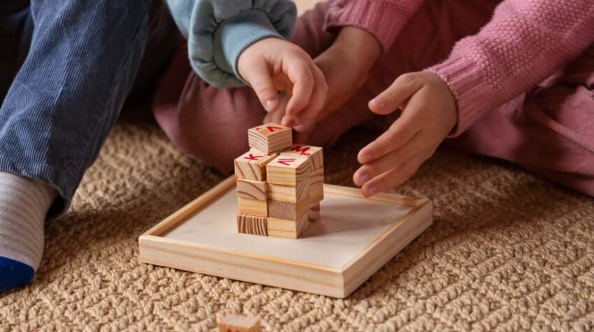 bambini che giocano con giochi in legno