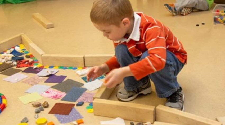bambino che gioca con loose parts