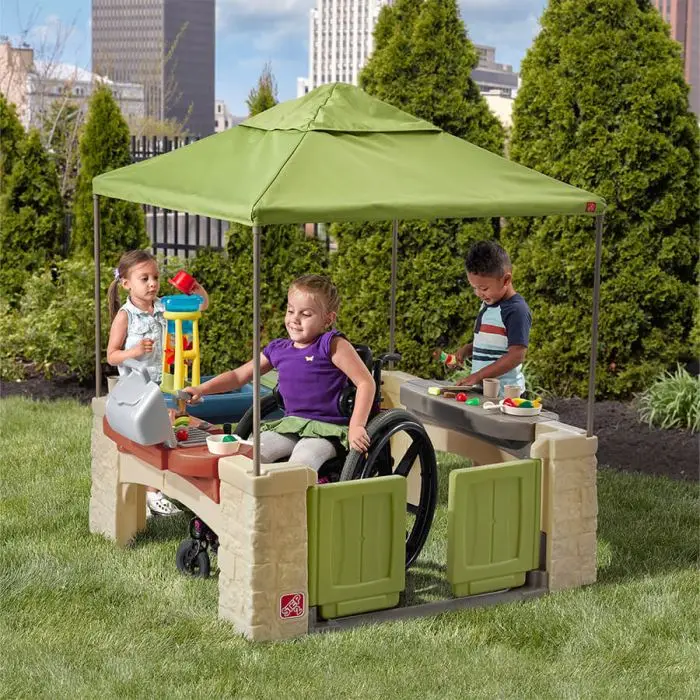 Patio gioco con gazebo e barbecue